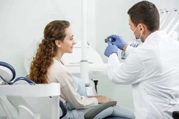 Tandläkare Masken Och Latex Handskar Pekar Med Fingret Röntgen Tänder — Stockfoto