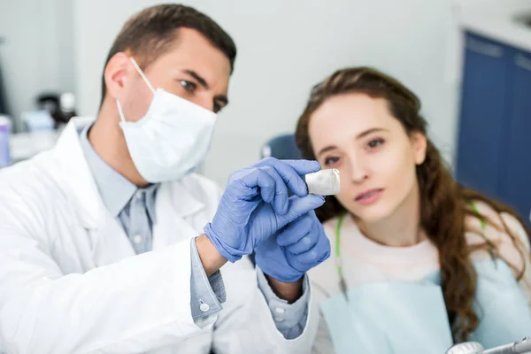 Seçici Odak Ray Diş Dişçi Lateks Eldiven Maske Hastanın Yakınındaki — Stok fotoğraf