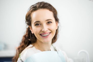 parantez içinde diş Kliniği gülümseyen dişlerde mutlu kadınla