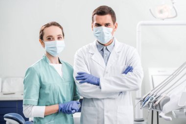 kadın dişçiyle diş Kliniği çapraz kollarında maskesi daimi iş arkadaşınız yakınındaki