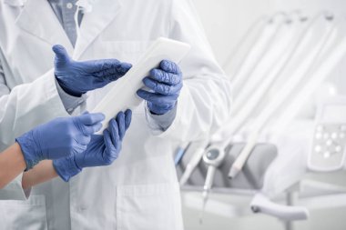 diş hekimleri diş Kliniği dijital tablet ile ayakta kırpılmış görünümünü