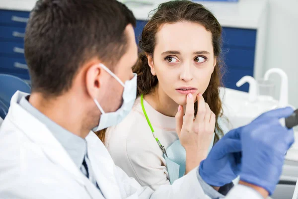 Seçici Odak Dalgın Kadının Elinde Diş Röntgen Dişçiyle Bakarak — Stok fotoğraf