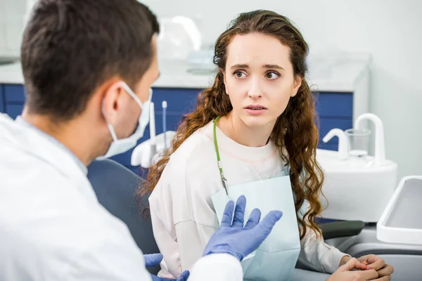 Enfoque Selectivo Mujer Triste Mirando Dentista Guantes Látex Máscara — Foto de Stock