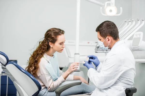 Dentista Luvas Látex Máscara Segurando Dentes Modelo Perto Mulher — Fotografia de Stock