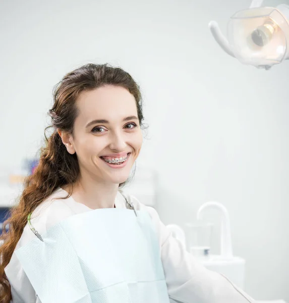 Веселая Женщина Брекетами Зубах Улыбающаяся Стоматологической Клинике — стоковое фото