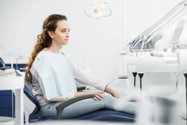 Mujer Alegre Sonriendo Mientras Está Sentada Silla Clínica Dental —  Fotos de Stock