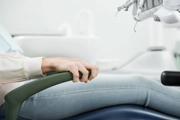 Przycięte Widzenia Pacjentka Trzymając Uchwyt Krzesło Klinice Stomatologicznej — Zdjęcie stockowe