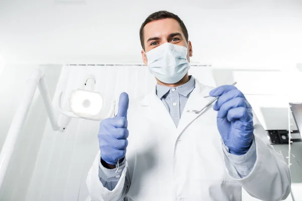 Dentista Guantes Látex Máscara Que Sostiene Instrumento Dental Muestra Pulgar — Foto de Stock