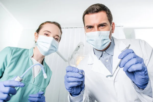 Dentistas Máscaras Segurando Instrumentos Dentários Mãos — Fotografia de Stock