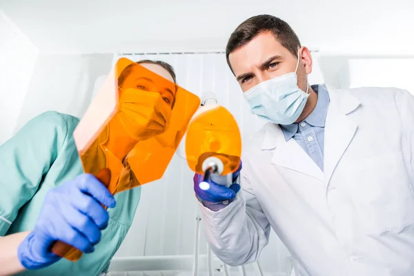 Dentists Masks Holding Lamp Whitening Teeth — Stock Photo, Image