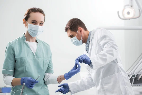 Zahnarzt Übergibt Zahnarztinstrument Kollegin Maske — Stockfoto