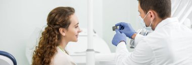 dişçi lateks eldiven x-ray hasta yakınındaki diş, parmakla işaret