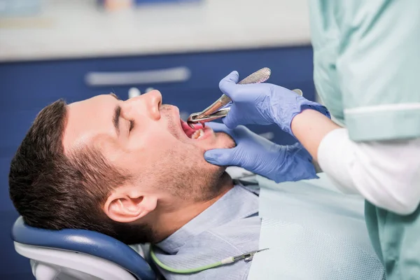 女性歯科医の患者の使用のビューをトリミング — ストック写真
