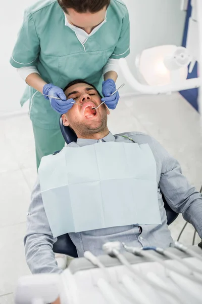 Açılan Ağzı Olan Hasta Ile Çalışma Maskeli Kadın Diş Hekimi — Stok fotoğraf