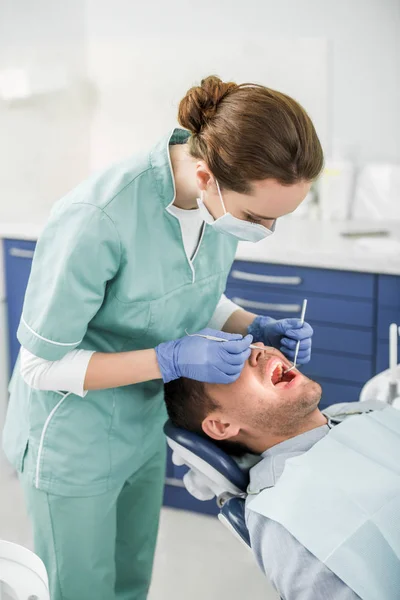 Zubař Masce Latex Rukavice Zkoumá Pacienta Otevřenou Hubou — Stock fotografie