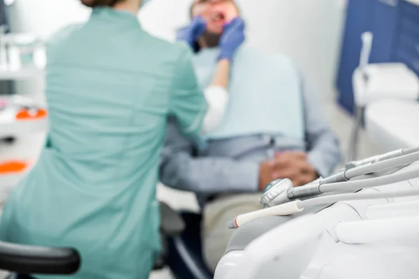 Επιλεκτική Εστίαση Του Οδοντικά Όργανα Οδοντίατρος Εξετάζει Ασθενή Φόντο — Φωτογραφία Αρχείου