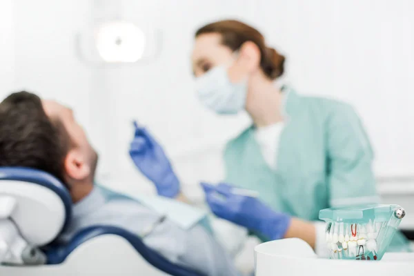 Selektiv Fokus För Tänder Modell Nära Patienten Och Tandläkaren Mask — Stockfoto