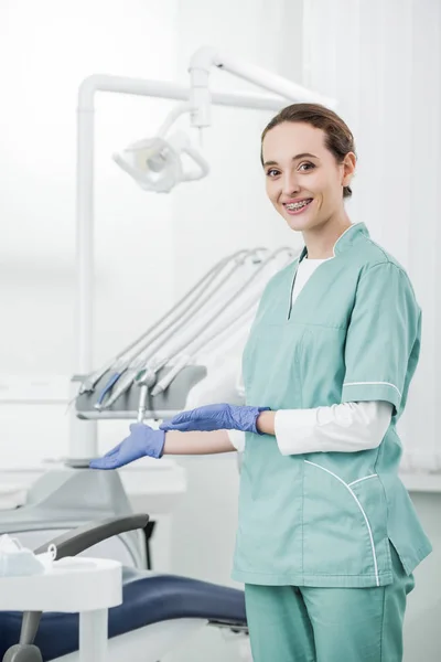 Atractivo Dentista Con Aparatos Ortopédicos Los Dientes Sonriendo Mientras Gesticulaba — Foto de Stock