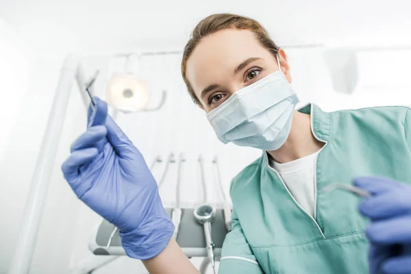 Foco Seletivo Dentista Feminino Luvas Látex Máscara Segurando Instrumentos Dentários — Fotografia de Stock