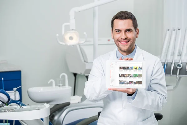Veselý Zubař Drží Digitální Tablet Aplikací Youtube Obrazovce Zubní Klinice — Stock fotografie