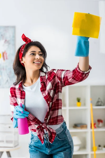 Donna Afroamericana Sorridente Camicia Scozzese Guanti Gomma Blu Pulizia Casa — Foto Stock