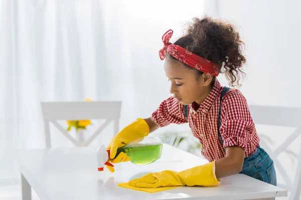 Lindo Niño Afroamericano Guantes Goma Amarilla Mesa Lavado Con Spray —  Fotos de Stock