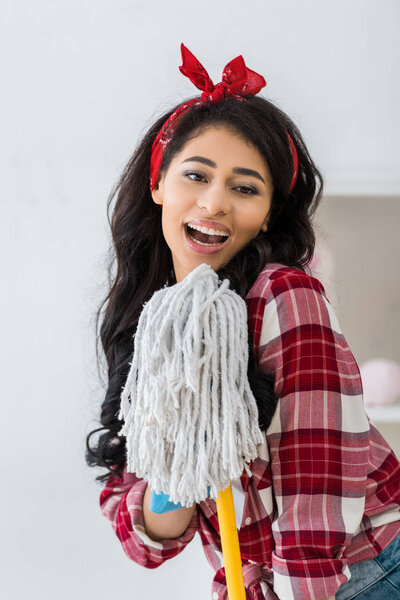 красивая африканская американка поет шваброй
