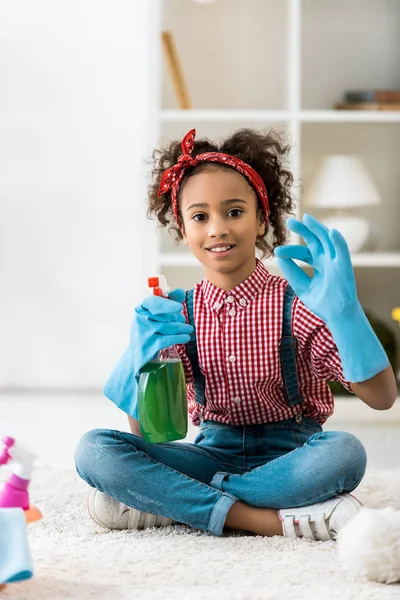 Lindo Africano Americano Niño Azul Guantes Goma Mostrando Signo Mientras —  Fotos de Stock