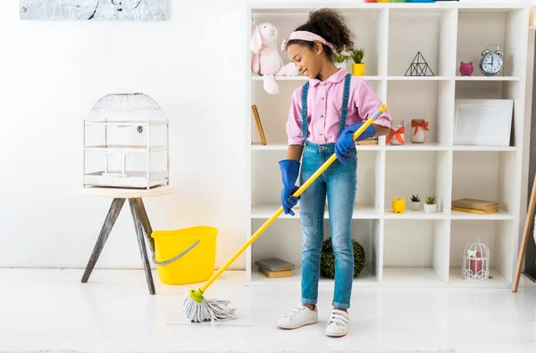 Sonriente Afroamericano Niño Lavado Piso Con Fregona —  Fotos de Stock