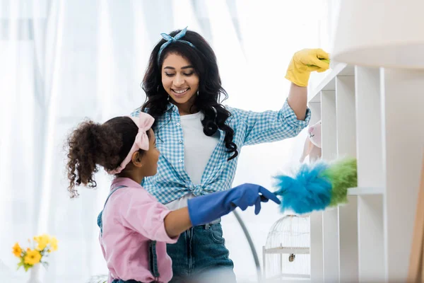 Smiling African American Mother Daughter Cleaning Shelves Dusters — Stock Photo, Image