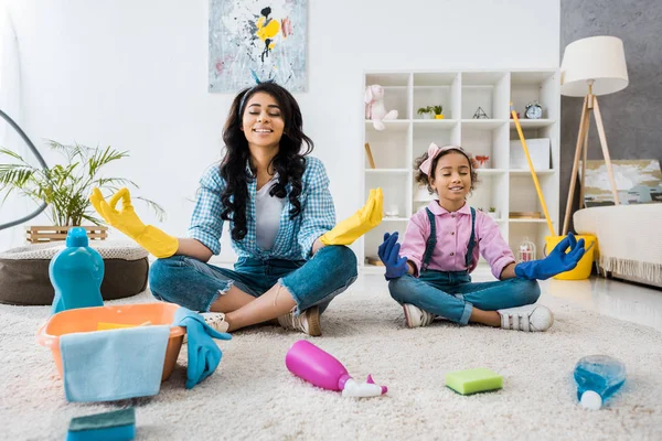 Happy African American Mother Daughter Sitting Carpet Lotus Poses Closed — Stock Photo, Image