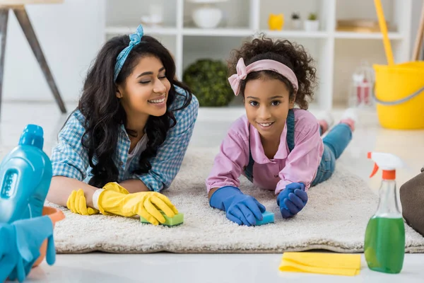 Felice Afro Americano Mamma Bambino Pulizia Tappeto Con Spugne — Foto Stock