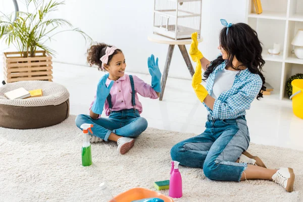 African American Mom Cute Daughter Bright Rubber Gloves Having Fun — Stock Photo, Image