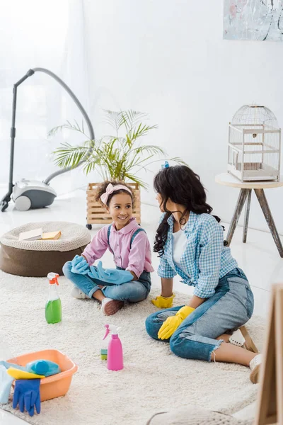 African American American Mother Daughter Bright Rubber Gloves Talking While — Stock Photo, Image