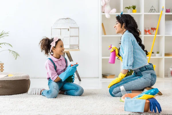 African American Mom Child Holding Spray Bottles While Sitting Carpet — Stock Photo, Image