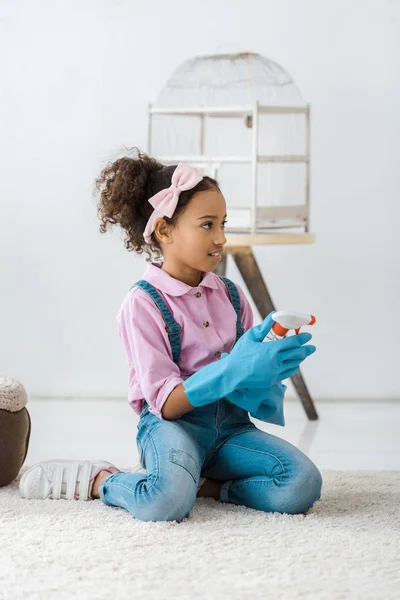 Lindo Africano Americano Niño Sentado Alfombra Sosteniendo Aerosol Botella — Foto de Stock