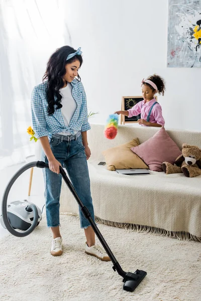 Attractive African American Woman Cleaning Carpet Vacuum Cleaner While Cute — Stock Photo, Image