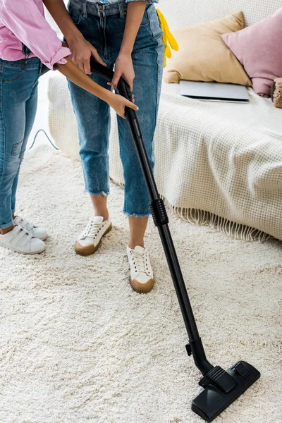 Bijgesneden Weergave Van Afro Amerikaanse Kind Helpen Moeder Opzuigen Tapijt — Stockfoto