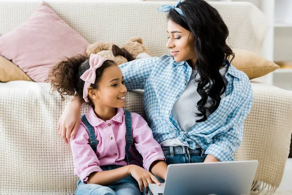 Pretty African American Woman Cute Daughter Using Laptop — Stock Photo, Image