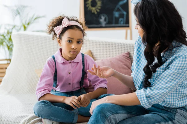 Madre Afroamericana Seria Niño Hablando Mientras Sienta Sofá Casa —  Fotos de Stock