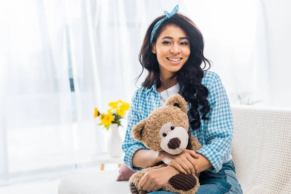 Beautiful African American Woman Sitting Sofa Holding Teddy Bear — Stock Photo, Image