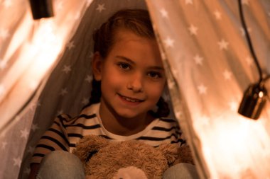 Sevimli ayıcık kameraya bakarak ile gülümseyen