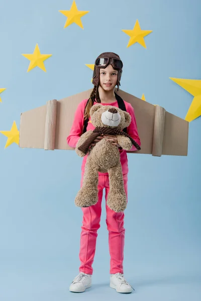 Niño Curioso Con Alas Cartón Sosteniendo Oso Peluche Sobre Fondo — Foto de Stock