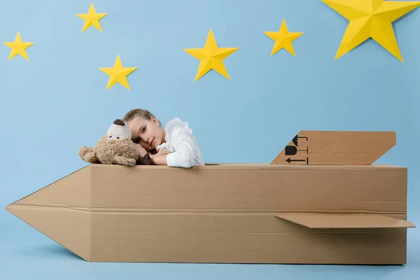 Niño Preadolescente Con Oso Peluche Sentado Cohete Cartón Sobre Fondo — Foto de Stock