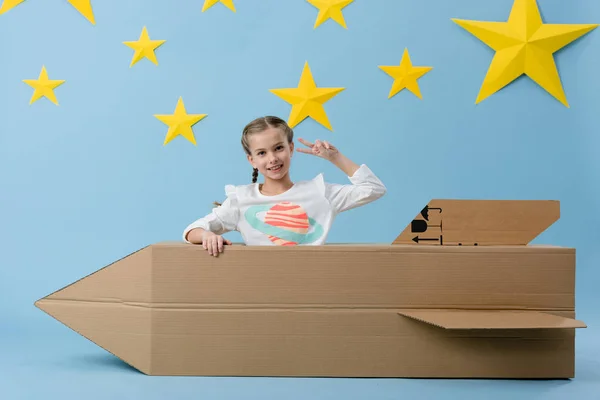 Bedårande Kid Med Kartong Raket Visar Fred Tecken Blå Stjärnklara — Stockfoto