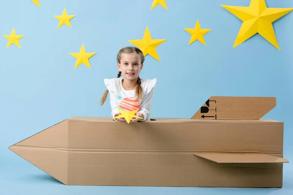 Smiling Kid Cardboard Rocket Holding Yellow Star Blue Starry Background — Stock Photo, Image