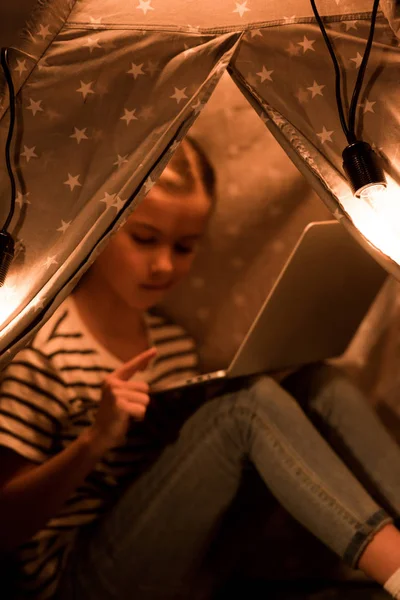 Preteen Child Using Laptop While Sitting Wigwam Home — Stock Photo, Image