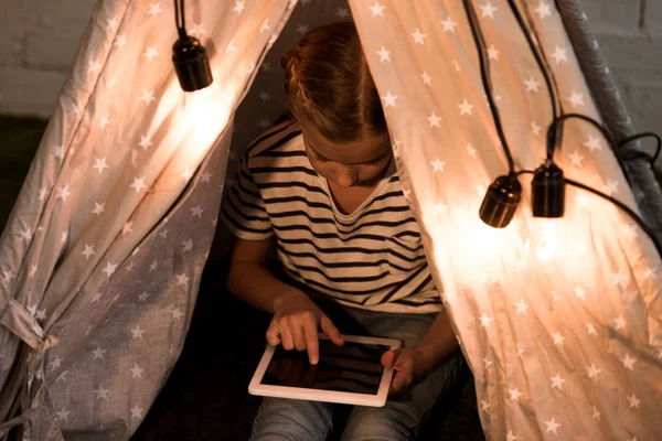 Barn Randig Shirt Som Sitter Wigwam Och Använder Digital Tablett — Stockfoto