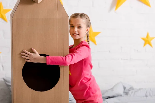 Riendo Niño Preadolescente Ropa Rosa Sosteniendo Cohete Cartón Grande — Foto de Stock