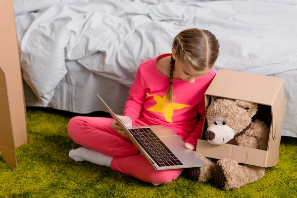 Child Pink Clothes Showing Laptop Screen Teddy Bear — Stock Photo, Image